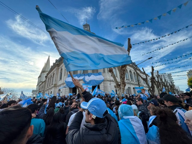 Olavarr�a vivi� una fiesta tras la �pica remontada de la Selecci�n